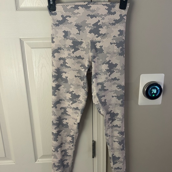 DYI  Digital Camo Signature Legging.  Like New - Picture 6 of 7